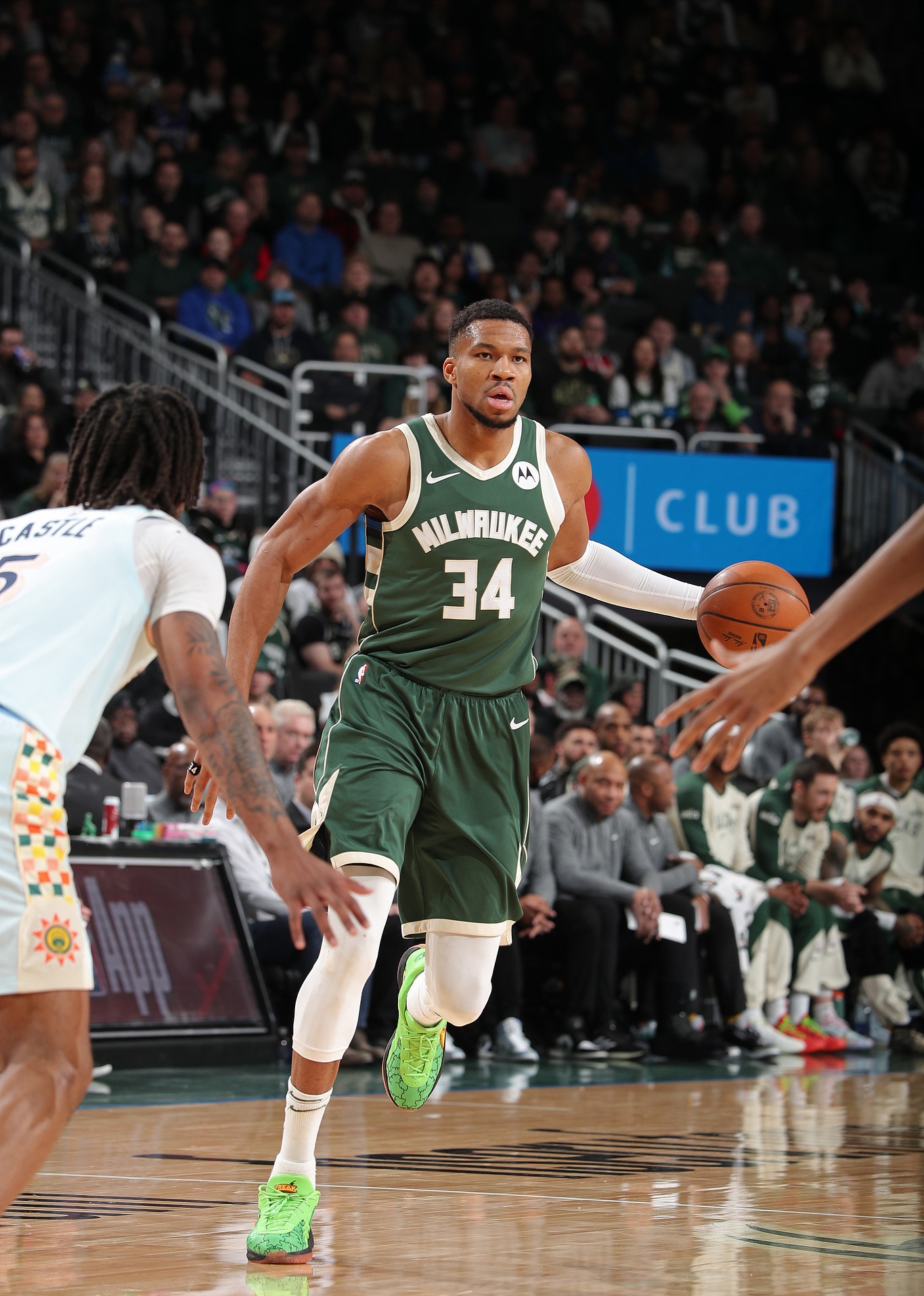 包含密尔沃基雄鹿发布备战花絮，冲刺阶段主帅复盘，NBA总决赛任务艰巨，赛程密集仍需轮换的词条