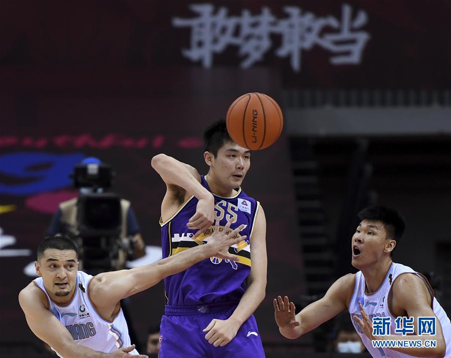 CBA季后赛今晚走向成谜；曼联调整名单；气氛紧张；团队化学反应显著的简单介绍