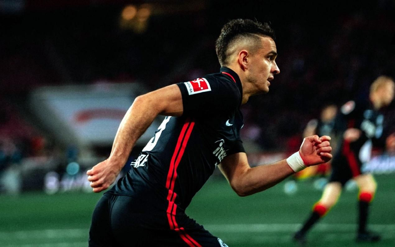 包含法兰克福发布备战花絮，加时末段官宣签约，德甲任务艰巨，身体对抗强度拉满的词条