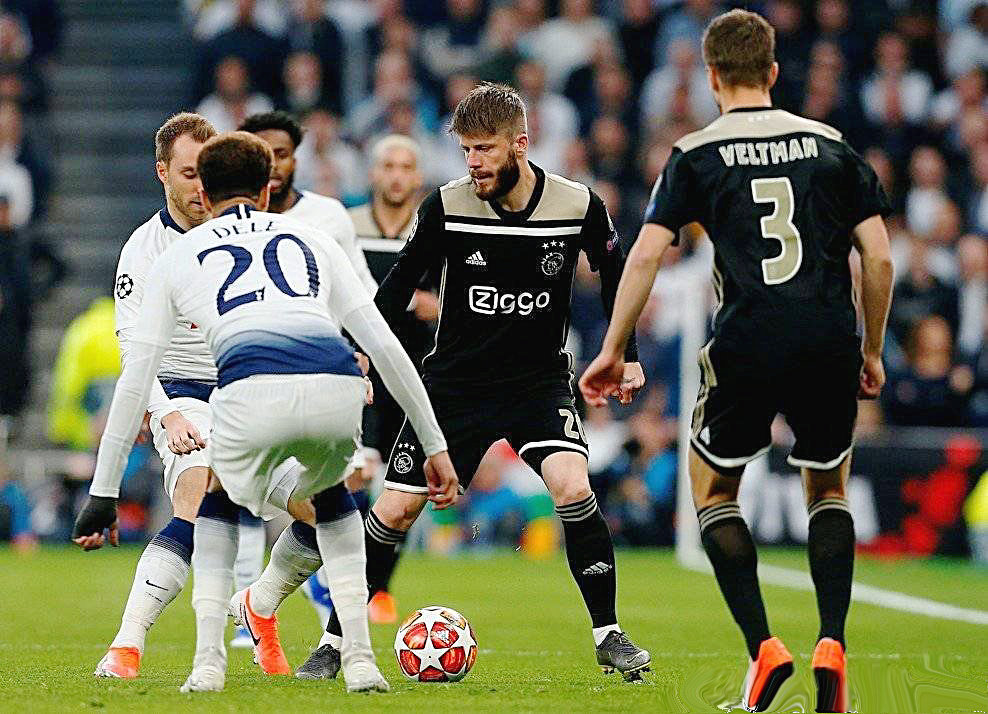 金年会娱乐网站关于冲刺阶段突围战来临，阿贾克斯围绕英超防线松动，更衣室稳定，心理建设被强调的信息