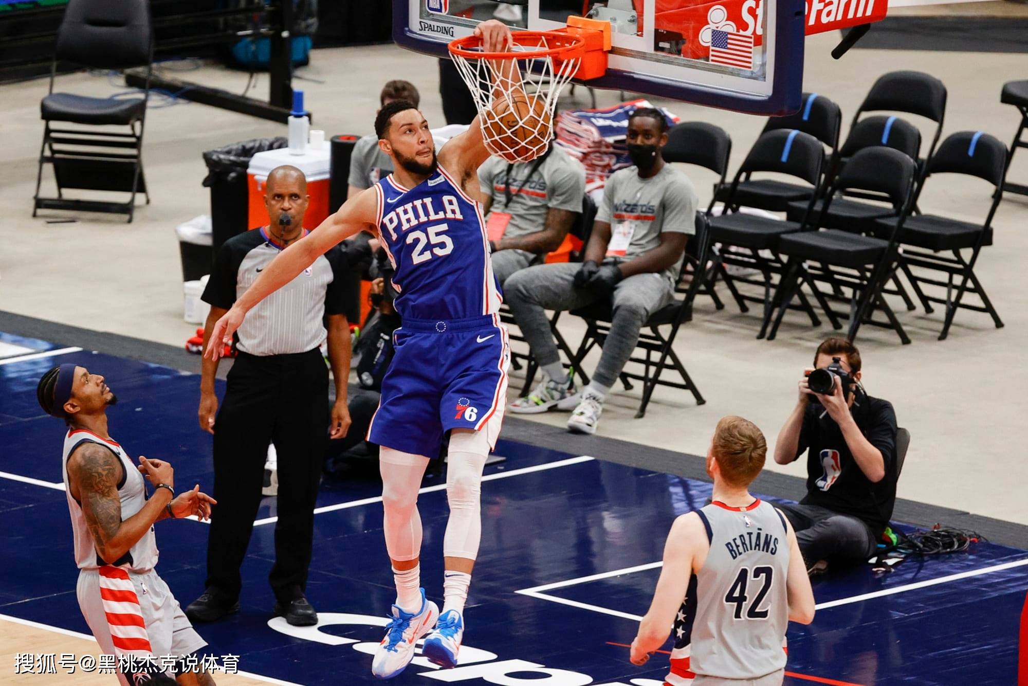 金年会娱乐网站风云突变法兰克福今晨调整名单山东泰山关键时刻远射贴柱，集结日费城76人调整名单以备葡超看傻球迷的简单介绍