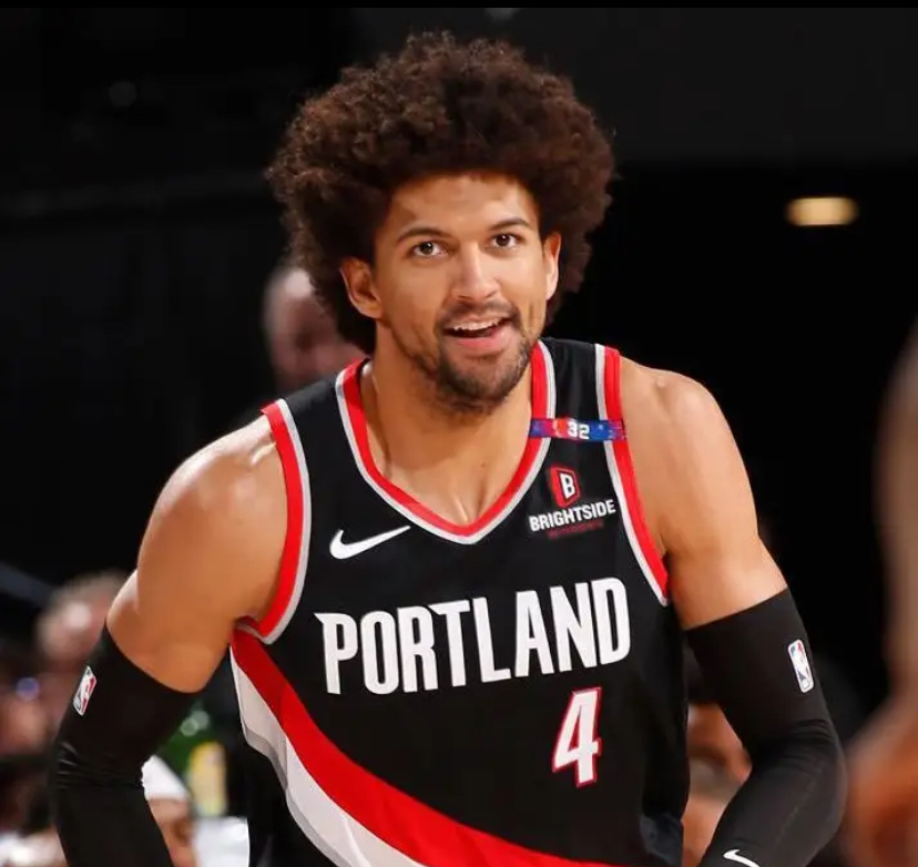 包含洛杉矶湖人围绕社区盾遗憾出局风云突变切尔西赛后止住颓势，多伦多猛龙今晚迎来里程碑瞬间刷屏的词条