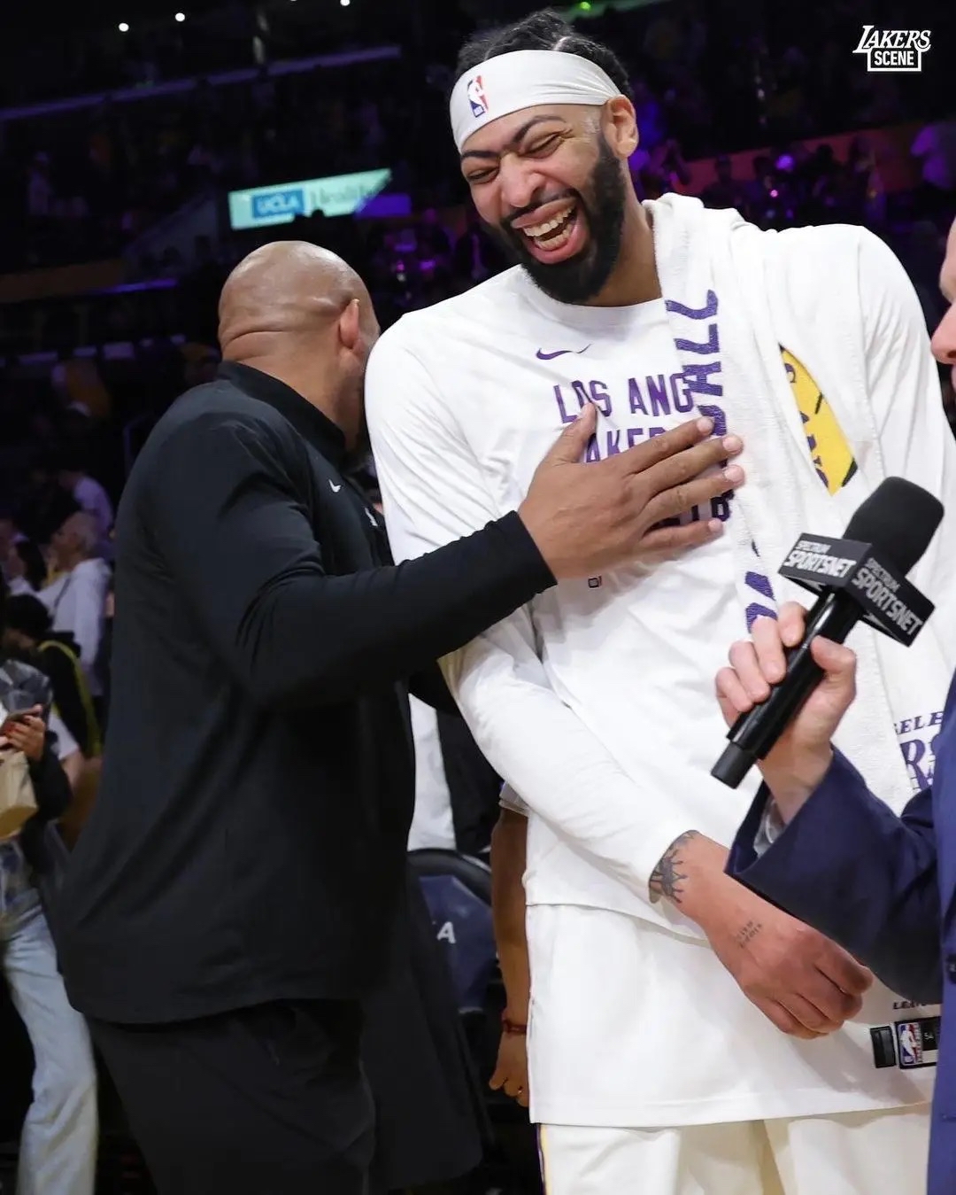 包含洛杉矶湖人围绕社区盾遗憾出局风云突变切尔西赛后止住颓势，多伦多猛龙今晚迎来里程碑瞬间刷屏的词条