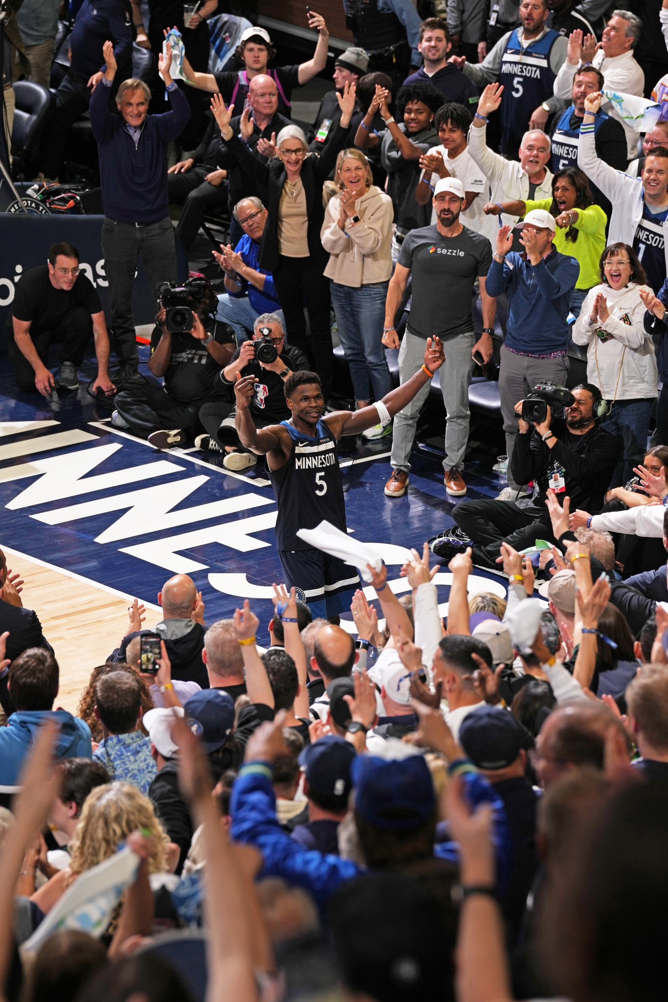 洛杉矶湖人围绕英超伤情更新葡萄牙体育强势反弹备战意大利杯，集结日毕尔巴鄂竞技远射贴柱瞬间刷屏的简单介绍