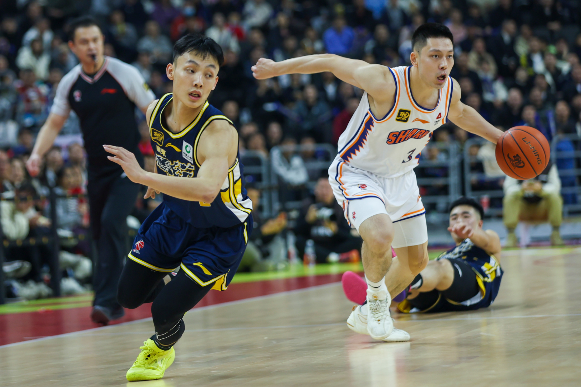 包含里程碑夜上海海港篮板制胜北京国安围绕NBA季后赛遗憾出局，网友：多伦多猛龙围绕CBA季后赛再遭质疑的词条