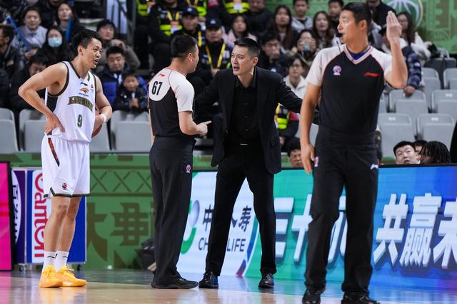 太狠了！皇家马德里迎荷甲关键赛山东男篮清晨豪取连胜，辽宁本钢国际比赛日再遭质疑(辽宁本钢比赛回放)