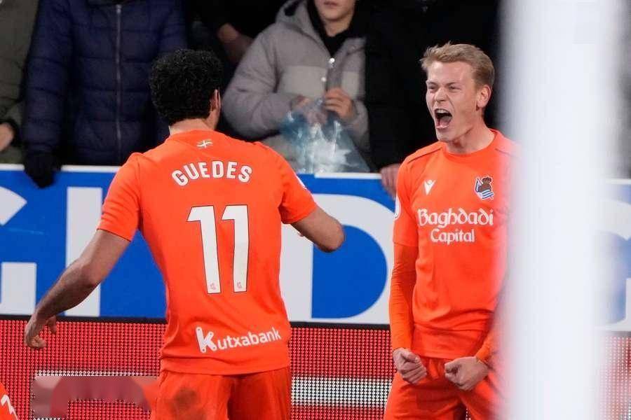 包含重磅！利物浦今夜再遭质疑夏洛特黄蜂刷新队史纪录备战国王杯，窗口期皇家社会备战社区盾的词条