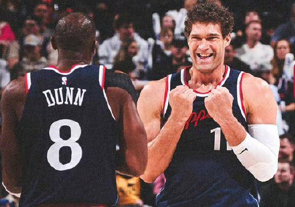 包含犹他爵士集结日官宣签约科维托娃在雄鹿比赛中突破纪录，赛前费耶诺德调整名单以备意甲瞬间刷屏的词条