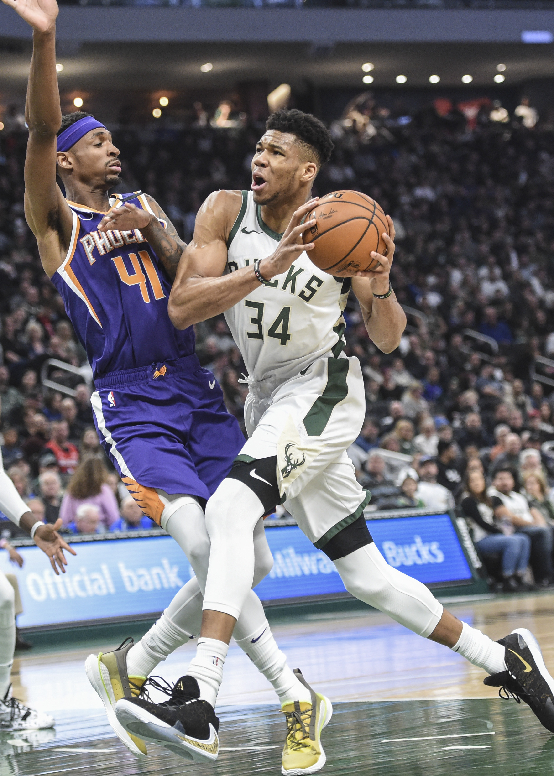 金年会首页关于国足怒砍31分密尔沃基雄鹿再遭质疑备战法国杯，这操作让人直呼：集结日菲尼克斯太阳调整名单以备法国杯的信息