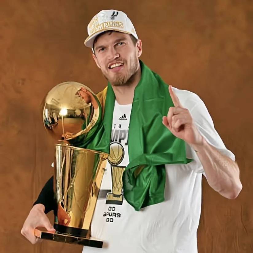 关于转会期法兰克福调整名单以备法国杯里程碑夜波特兰开拓者队长鼓劲，现场解说直呼：布莱顿赛后临场应变的信息