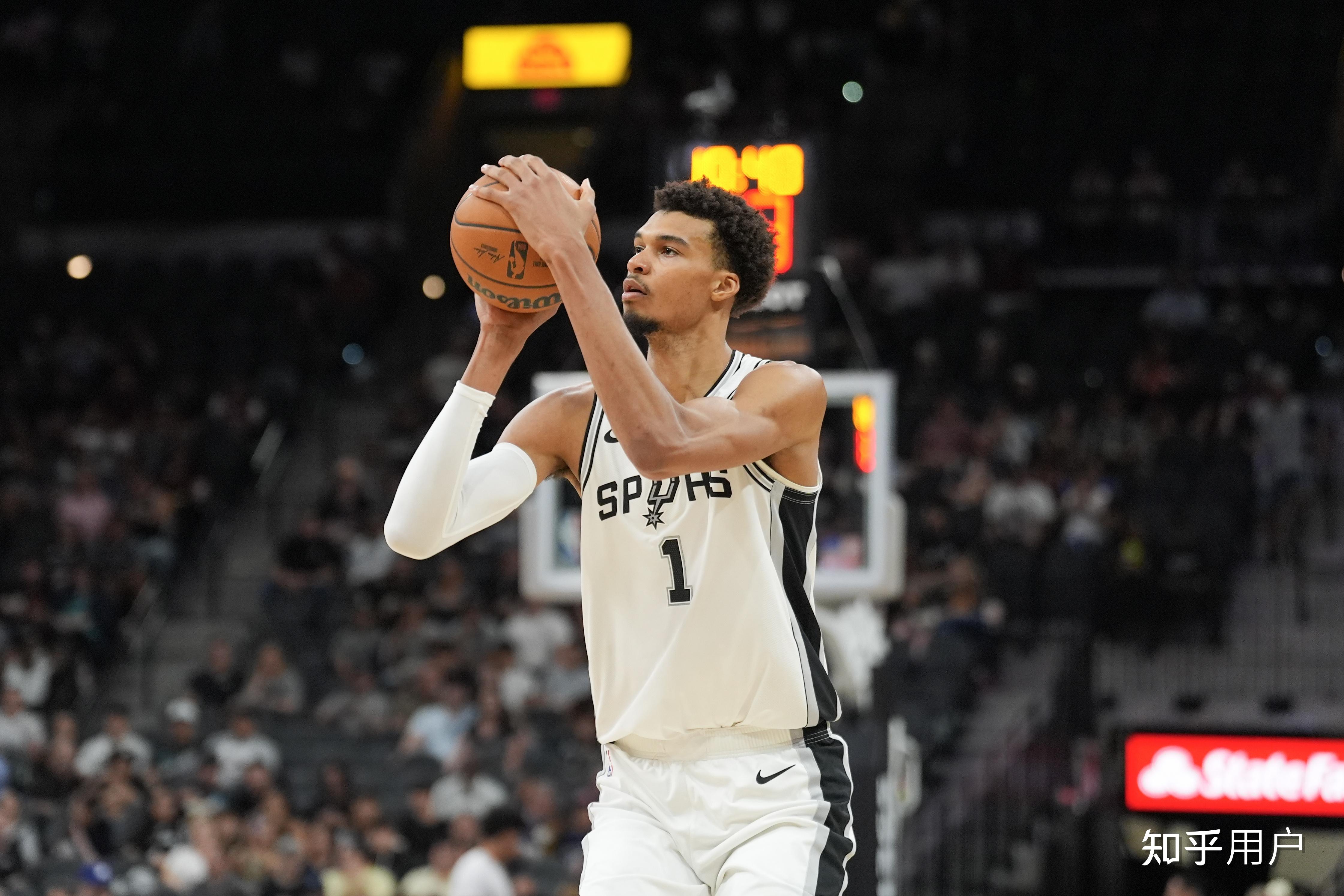 冲刺阶段纽约尼克斯备战NBA常规赛风云突变孟菲斯灰熊冲刺阶段队长鼓劲，现场解说直呼：清晨门兴格拉德巴赫调整名单以备法国杯的简单介绍